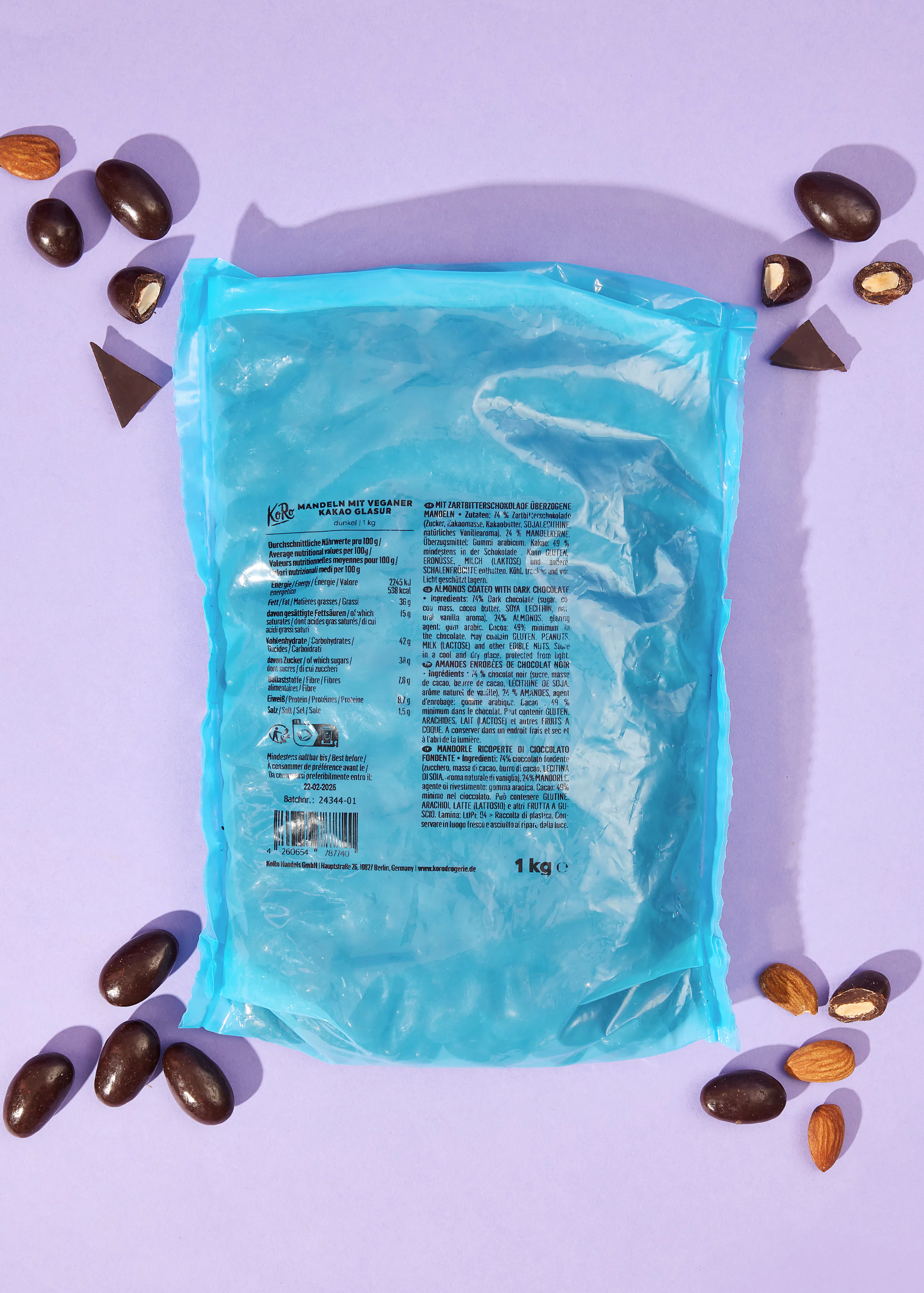 die Rückseite eines blauen Plastikbeutels mit Schokoladenüberzogenen Mandeln